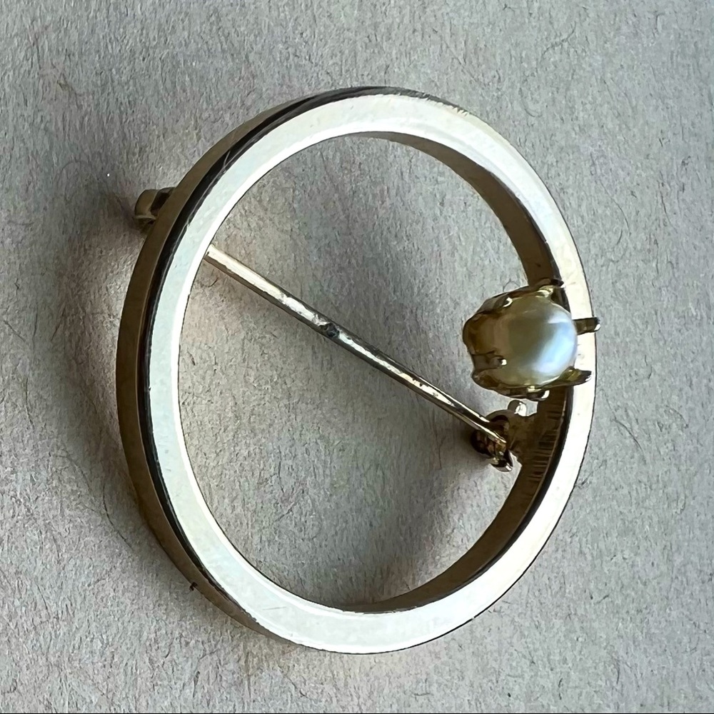 Vintage Round Brooch gold-plated with faux Pearl